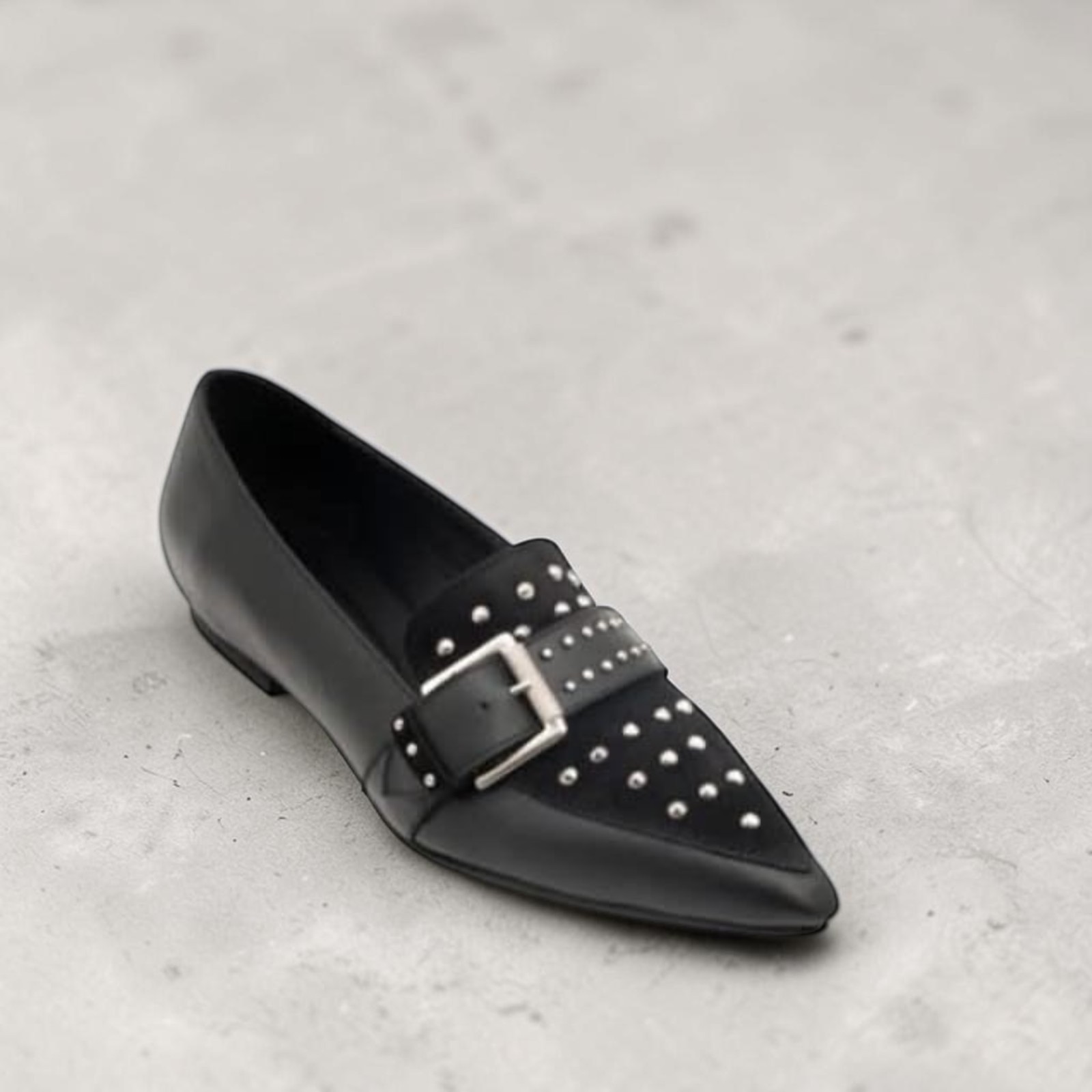 Chatita Emilia de Cuero Negro con Tachas